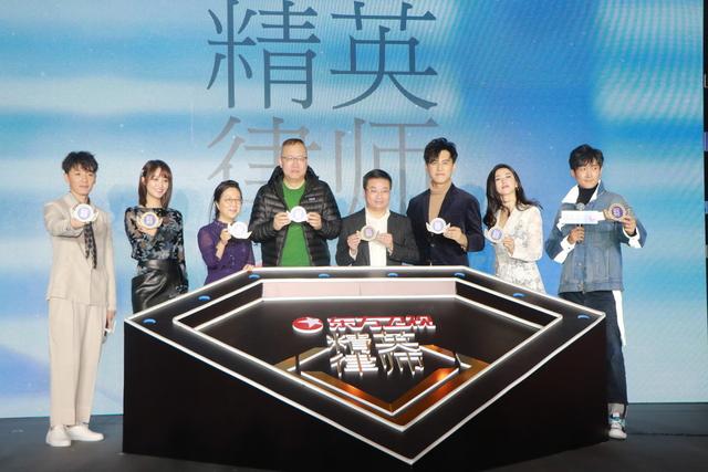 《精英律师》发布会,靳东穿白西裤显优雅个性 《精英律师》发布会,靳东穿白西裤显优雅个性