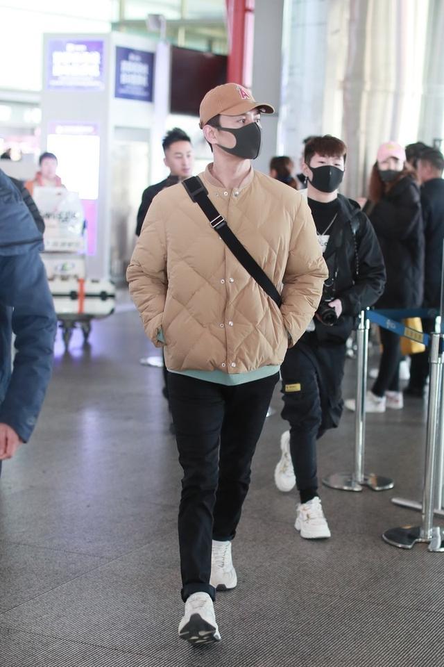 王凯无领棉衣搭配现身机场,修身显瘦尽显好身材 王凯无领棉衣搭配现身机场,修身显瘦尽显好身材