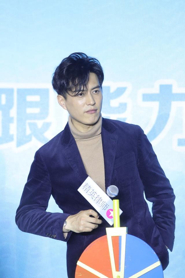 《精英律师》发布会,靳东穿白西裤显优雅个性 《精英律师》发布会,靳东穿白西裤显优雅个性