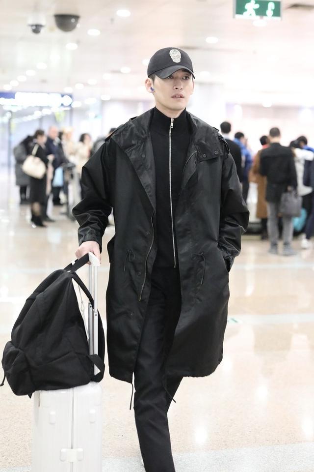 张翰一身黑色搭配走机场,大气沉稳变高冷男神 张翰一身黑色搭配走机场,大气沉稳变高冷男神