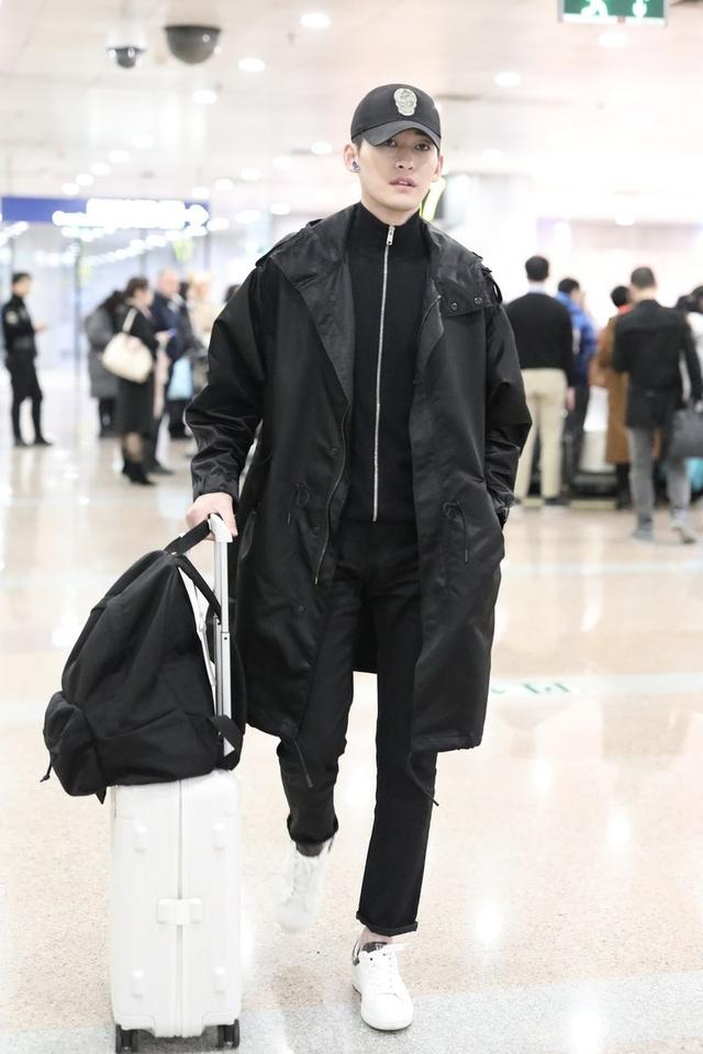 张翰一身黑色搭配走机场,大气沉稳变高冷男神 张翰一身黑色搭配走机场,大气沉稳变高冷男神