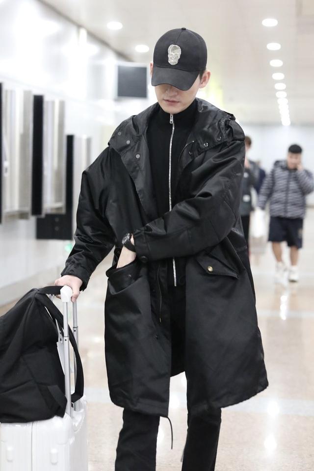 张翰一身黑色搭配走机场,大气沉稳变高冷男神 张翰一身黑色搭配走机场,大气沉稳变高冷男神