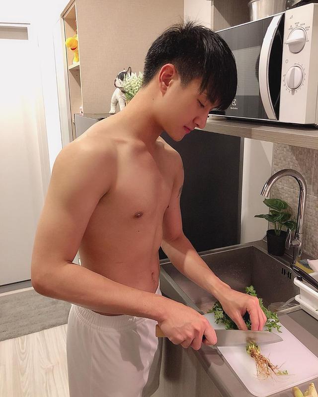 爱打羽毛球,身材修长的薄肌泰国小生 爱打羽毛球,身材修长的薄肌泰国小生