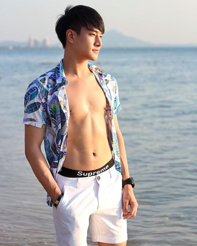 爱打羽毛球,身材修长的薄肌泰国小生 爱打羽毛球,身材修长的薄肌泰国小生