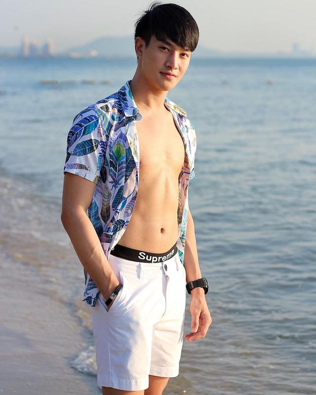 爱打羽毛球,身材修长的薄肌泰国小生 爱打羽毛球,身材修长的薄肌泰国小生