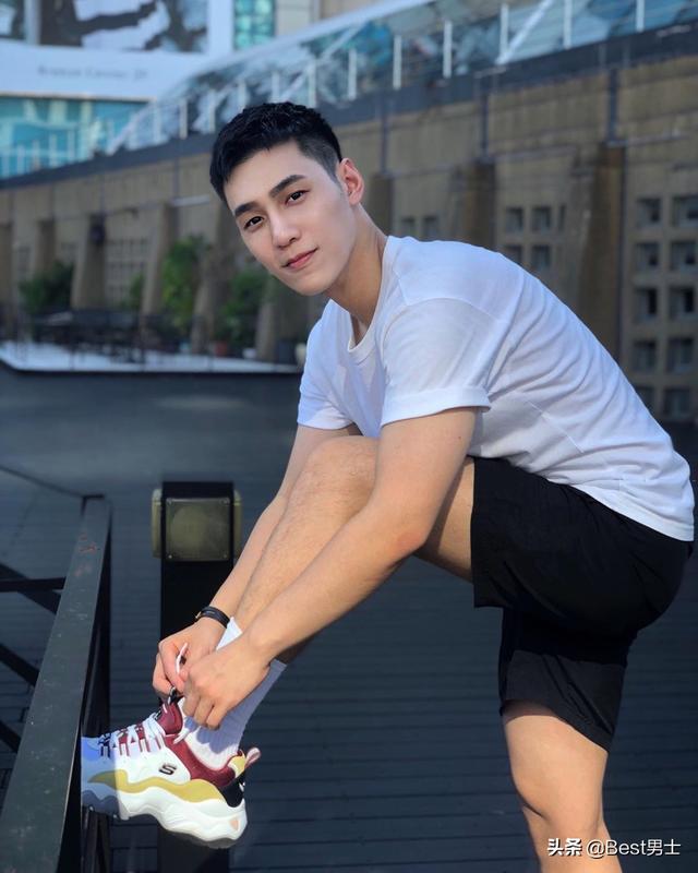 一不小心就给电到了。街拍网红帅哥henrydeng 一不小心就给电到了。街拍网红帅哥henrydeng