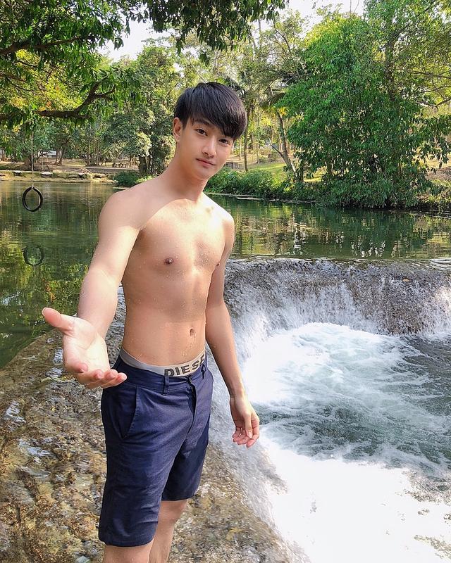 爱打羽毛球,身材修长的薄肌泰国小生 爱打羽毛球,身材修长的薄肌泰国小生