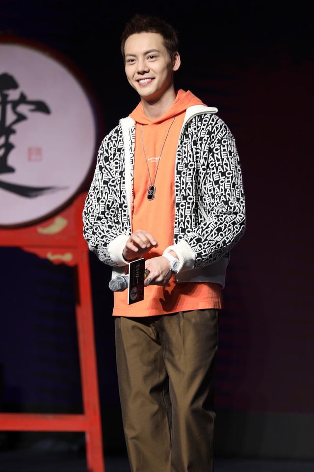 陈伟霆发布会这身够帅,橙色卫衣穿出时髦少年感 陈伟霆发布会这身够帅,橙色卫衣穿出时髦少年感