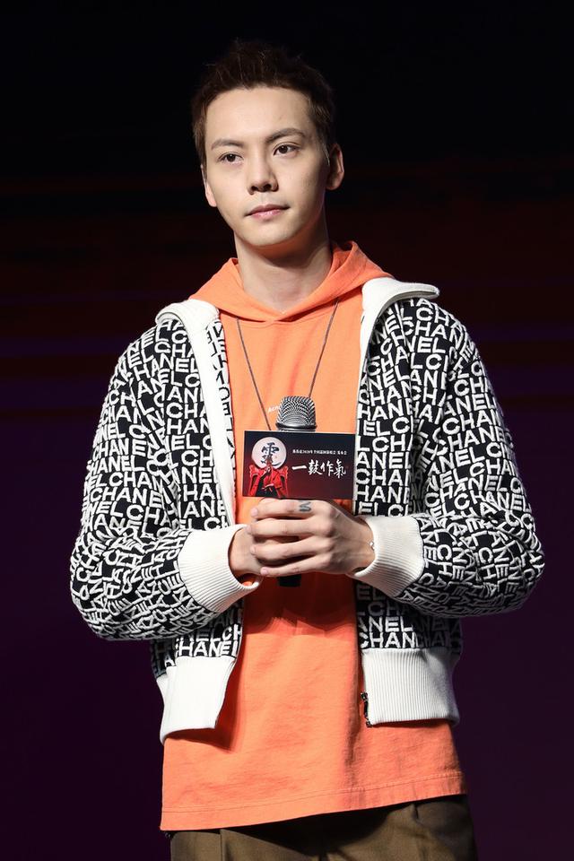 陈伟霆发布会这身够帅,橙色卫衣穿出时髦少年感 陈伟霆发布会这身够帅,橙色卫衣穿出时髦少年感