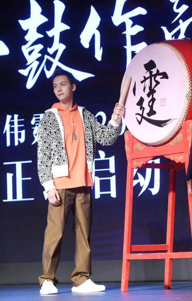 陈伟霆发布会这身够帅,橙色卫衣穿出时髦少年感 陈伟霆发布会这身够帅,橙色卫衣穿出时髦少年感