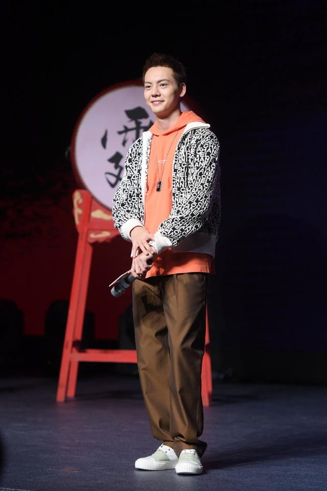 陈伟霆发布会这身够帅,橙色卫衣穿出时髦少年感 陈伟霆发布会这身够帅,橙色卫衣穿出时髦少年感
