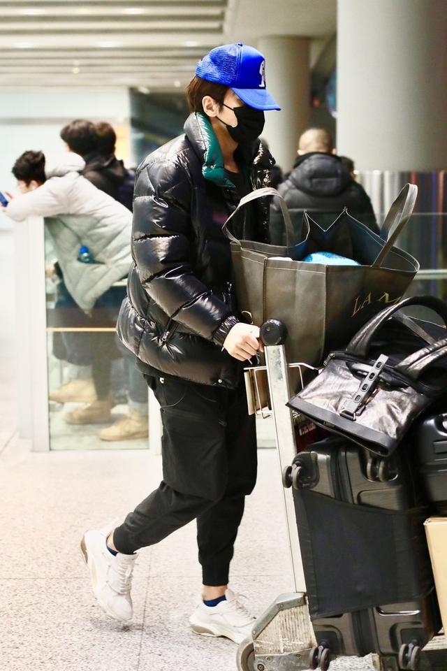 言承旭一身羽绒搭配走机场,沉稳有型尽显好身材,头戴蓝帽更抢镜 言承旭一身羽绒搭配走机场,沉稳有型尽显好身材,头戴蓝帽更抢镜
