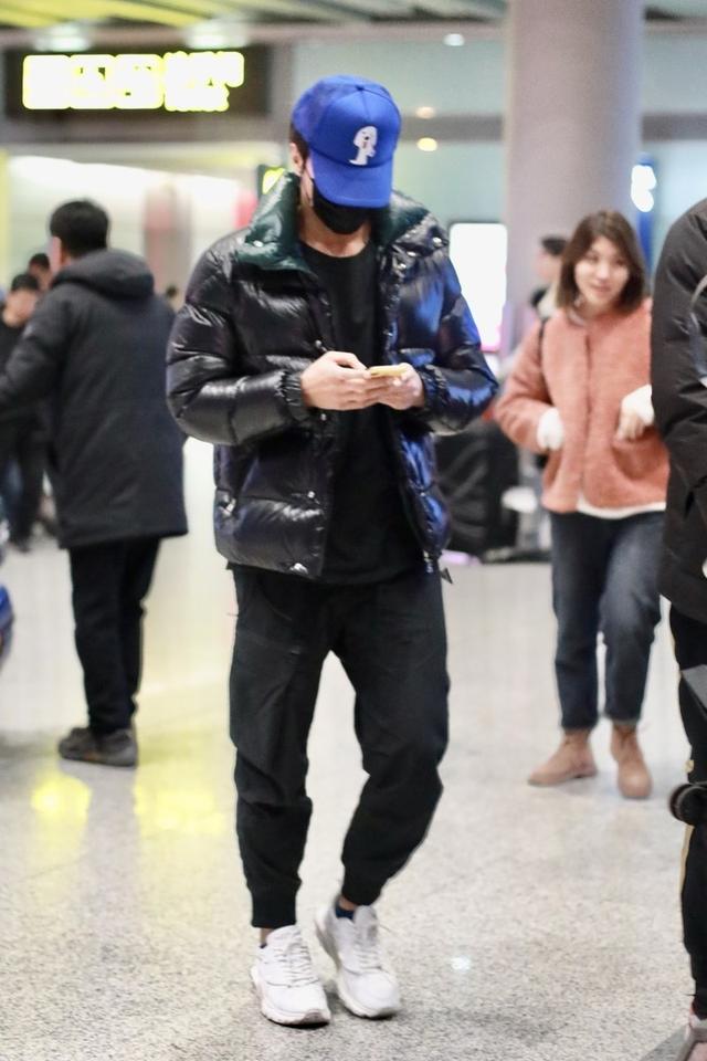 言承旭一身羽绒搭配走机场,沉稳有型尽显好身材,头戴蓝帽更抢镜 言承旭一身羽绒搭配走机场,沉稳有型尽显好身材,头戴蓝帽更抢镜