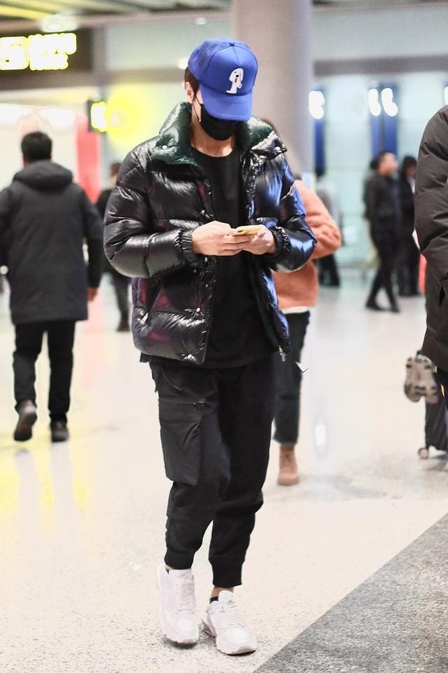 言承旭一身羽绒搭配走机场,沉稳有型尽显好身材,头戴蓝帽更抢镜 言承旭一身羽绒搭配走机场,沉稳有型尽显好身材,头戴蓝帽更抢镜