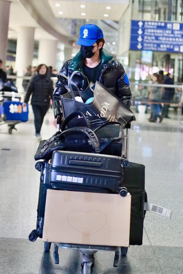 言承旭一身羽绒搭配走机场,沉稳有型尽显好身材,头戴蓝帽更抢镜 言承旭一身羽绒搭配走机场,沉稳有型尽显好身材,头戴蓝帽更抢镜