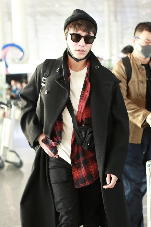 陈坤机场这么穿够吸睛,大衣配墨镜潮范十足 陈坤机场这么穿够吸睛,大衣配墨镜潮范十足