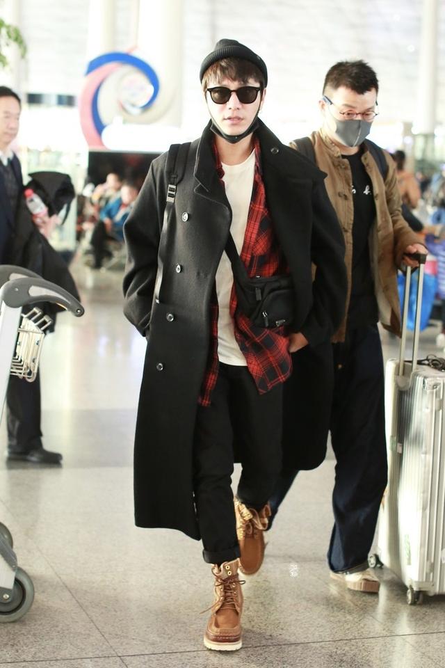 陈坤机场这么穿够吸睛,大衣配墨镜潮范十足 陈坤机场这么穿够吸睛,大衣配墨镜潮范十足