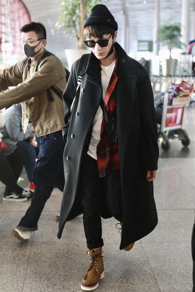 陈坤机场这么穿够吸睛,大衣配墨镜潮范十足 陈坤机场这么穿够吸睛,大衣配墨镜潮范十足