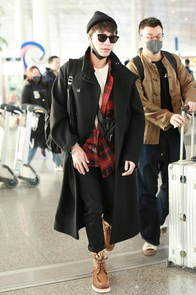 陈坤机场这么穿够吸睛,大衣配墨镜潮范十足 陈坤机场这么穿够吸睛,大衣配墨镜潮范十足