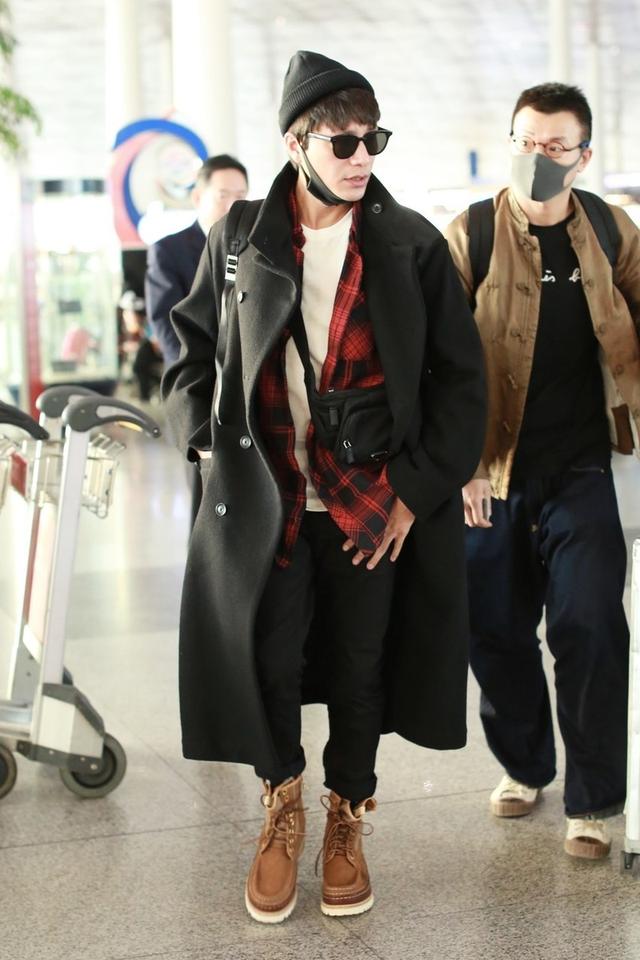 陈坤机场这么穿够吸睛,大衣配墨镜潮范十足 陈坤机场这么穿够吸睛,大衣配墨镜潮范十足