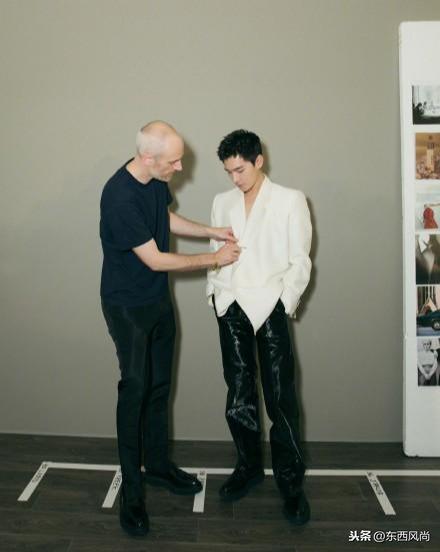 杨洋真空穿西装,搭配黑色皮裤,黑白配的造型又飒又酷 杨洋真空穿西装,搭配黑色皮裤,黑白配的造型又飒又酷