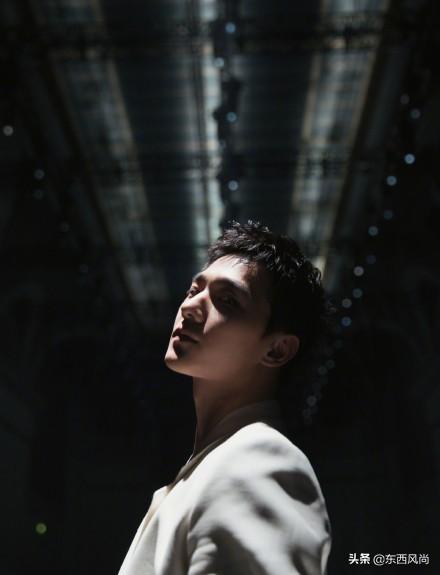 杨洋真空穿西装,搭配黑色皮裤,黑白配的造型又飒又酷 杨洋真空穿西装,搭配黑色皮裤,黑白配的造型又飒又酷