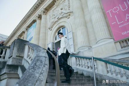 杨洋真空穿西装,搭配黑色皮裤,黑白配的造型又飒又酷 杨洋真空穿西装,搭配黑色皮裤,黑白配的造型又飒又酷