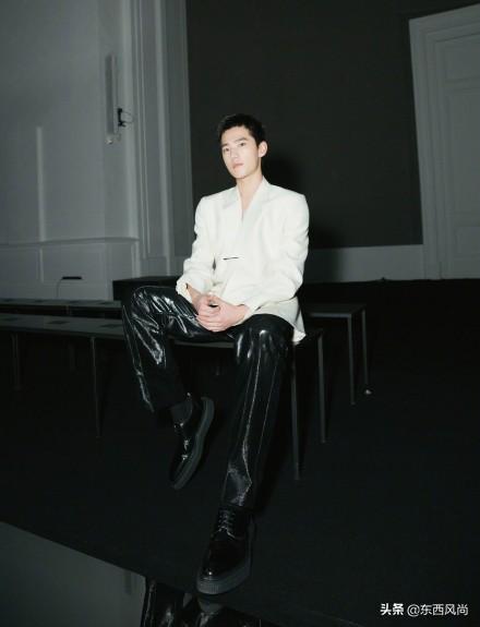 杨洋真空穿西装,搭配黑色皮裤,黑白配的造型又飒又酷 杨洋真空穿西装,搭配黑色皮裤,黑白配的造型又飒又酷