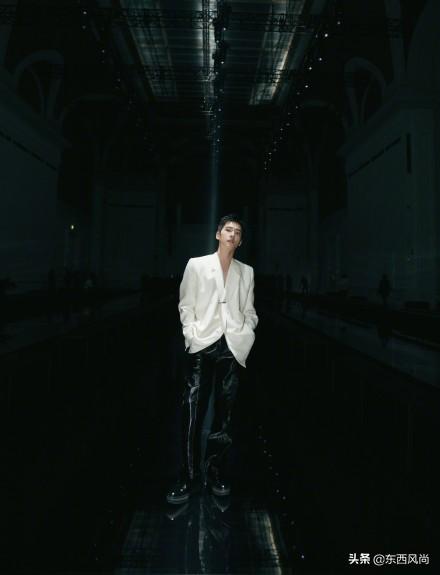 杨洋真空穿西装,搭配黑色皮裤,黑白配的造型又飒又酷 杨洋真空穿西装,搭配黑色皮裤,黑白配的造型又飒又酷