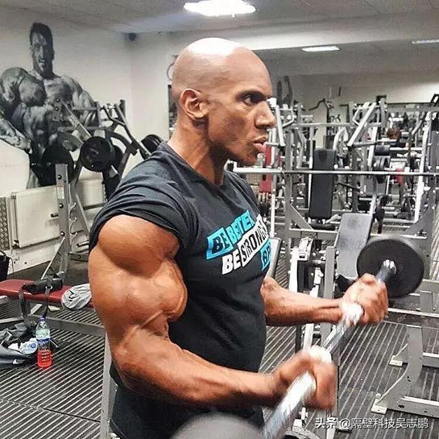 55岁老哥的肱二头肌不逊于巅峰施瓦辛格,已坚持健身35年 55岁老哥的肱二头肌不逊于巅峰施瓦辛格,已坚持健身35年