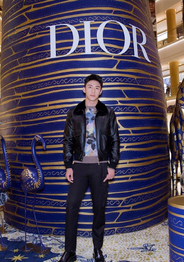 硬汉黄景瑜居然挑战少女粉，一点都不娘气，帅气穿搭可迷倒不少人