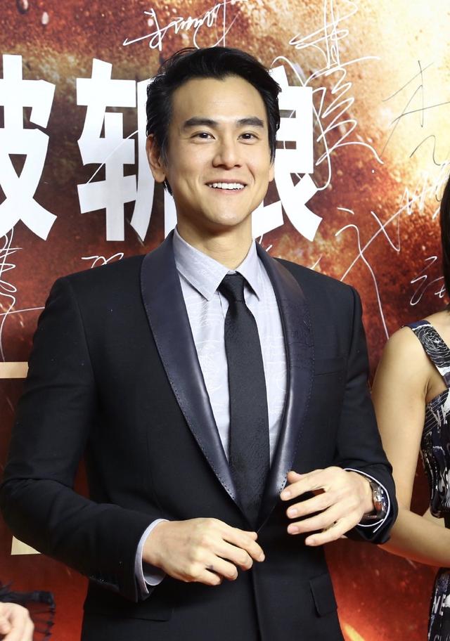 行走的荷尔蒙彭于晏,完美演绎西装和制服的造型 行走的荷尔蒙彭于晏,完美演绎西装和制服的造型