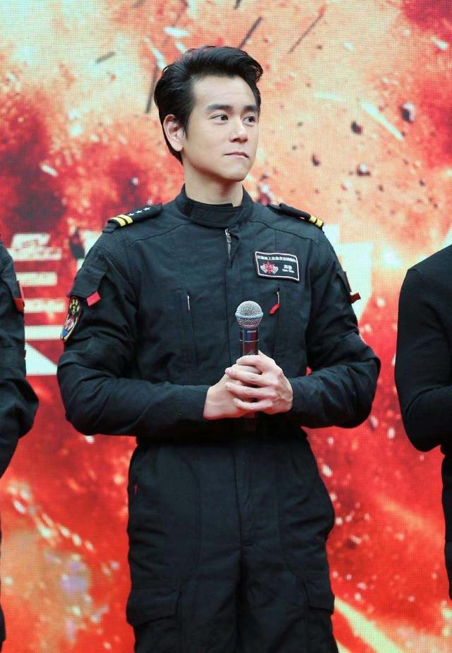 行走的荷尔蒙彭于晏,完美演绎西装和制服的造型 行走的荷尔蒙彭于晏,完美演绎西装和制服的造型