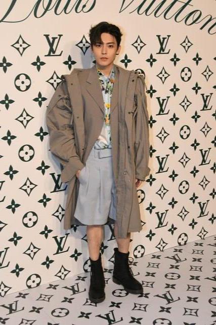 侯明昊现身机场,拼色夹克配工装裤,潇洒帅气展现型男魅力 侯明昊现身机场,拼色夹克配工装裤,潇洒帅气展现型男魅力