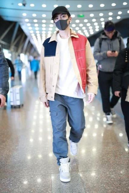侯明昊现身机场,拼色夹克配工装裤,潇洒帅气展现型男魅力 侯明昊现身机场,拼色夹克配工装裤,潇洒帅气展现型男魅力