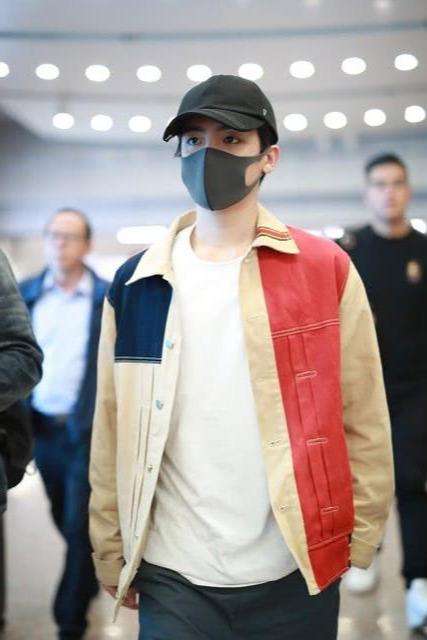 侯明昊现身机场,拼色夹克配工装裤,潇洒帅气展现型男魅力 侯明昊现身机场,拼色夹克配工装裤,潇洒帅气展现型男魅力