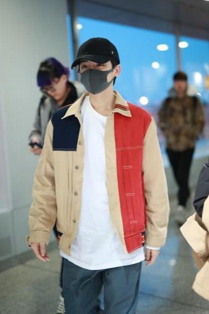 侯明昊现身机场,拼色夹克配工装裤,潇洒帅气展现型男魅力 侯明昊现身机场,拼色夹克配工装裤,潇洒帅气展现型男魅力