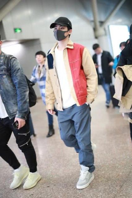 侯明昊现身机场,拼色夹克配工装裤,潇洒帅气展现型男魅力 侯明昊现身机场,拼色夹克配工装裤,潇洒帅气展现型男魅力