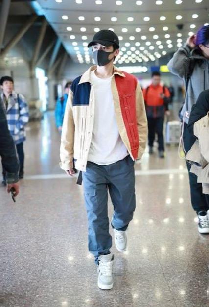 侯明昊现身机场,拼色夹克配工装裤,潇洒帅气展现型男魅力 侯明昊现身机场,拼色夹克配工装裤,潇洒帅气展现型男魅力