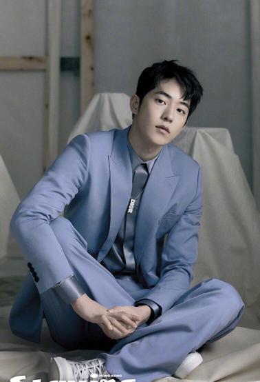 南柱赫身穿雾霾蓝西装,展示清新高级风,帅出新高度 南柱赫身穿雾霾蓝西装,展示清新高级风,帅出新高度