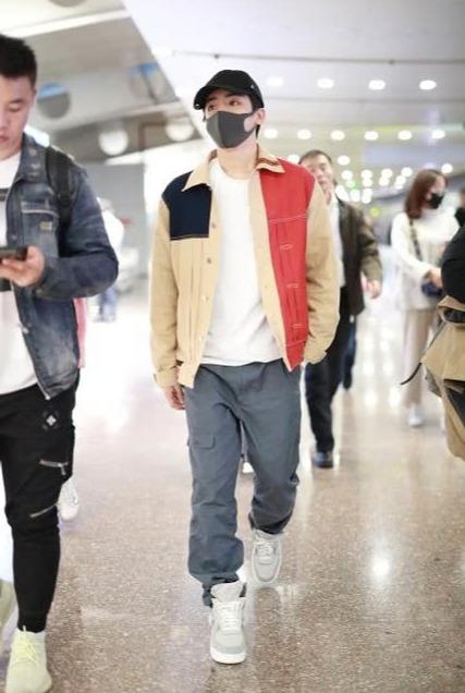 侯明昊现身机场,拼色夹克配工装裤,潇洒帅气展现型男魅力 侯明昊现身机场,拼色夹克配工装裤,潇洒帅气展现型男魅力