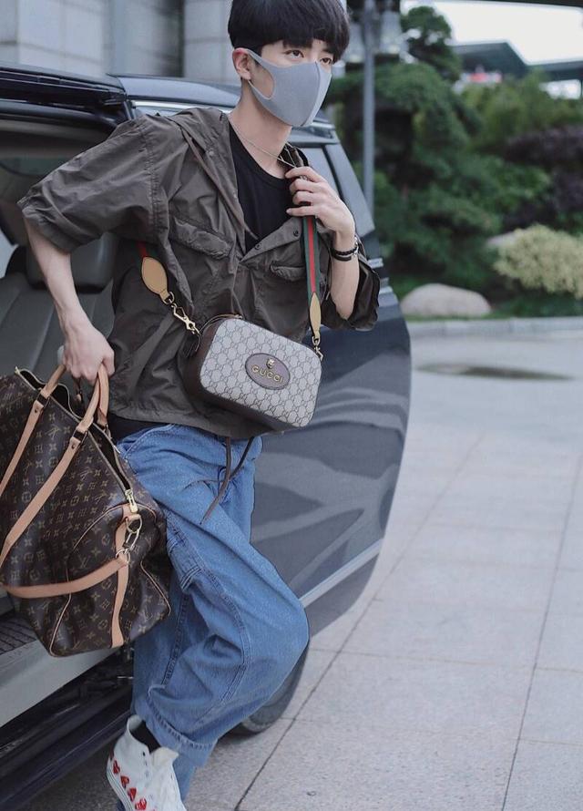 肖战玩起复古风,西装帅气儒雅,好看得过分,大长腿更吸睛 肖战玩起复古风,西装帅气儒雅,好看得过分,大长腿更吸睛