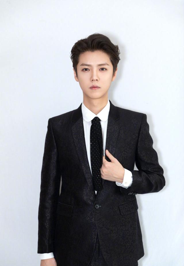 鹿晗不走小鲜肉风了?一身西装,高调展现男人魅力 鹿晗不走小鲜肉风了?一身西装,高调展现男人魅力