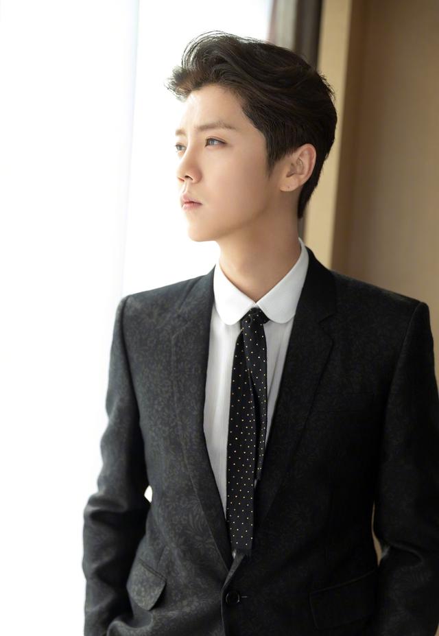 鹿晗不走小鲜肉风了?一身西装,高调展现男人魅力 鹿晗不走小鲜肉风了?一身西装,高调展现男人魅力