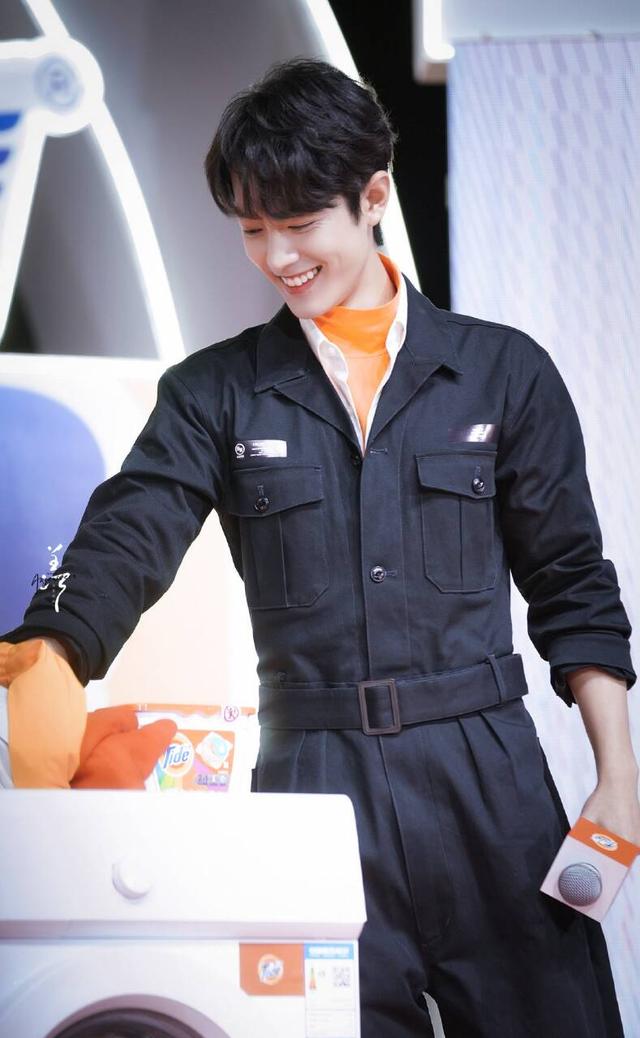 肖战玩起复古风,西装帅气儒雅,好看得过分,大长腿更吸睛 肖战玩起复古风,西装帅气儒雅,好看得过分,大长腿更吸睛