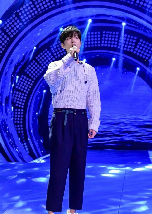 肖战玩起复古风,西装帅气儒雅,好看得过分,大长腿更吸睛 肖战玩起复古风,西装帅气儒雅,好看得过分,大长腿更吸睛