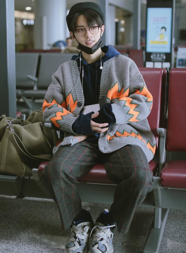 肖战玩起复古风,西装帅气儒雅,好看得过分,大长腿更吸睛 肖战玩起复古风,西装帅气儒雅,好看得过分,大长腿更吸睛