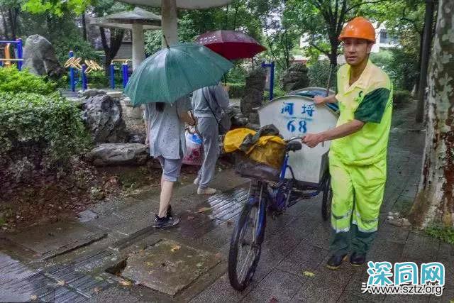 55岁的环卫工人脱下衣服,完美的身材足以让年轻人羞愧的低头 55岁的环卫工人脱下衣服,完美的身材足以让年轻人羞愧的低头