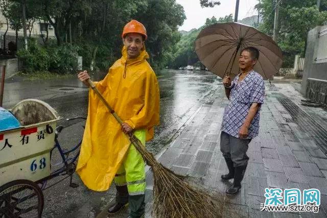 55岁的环卫工人脱下衣服,完美的身材足以让年轻人羞愧的低头 55岁的环卫工人脱下衣服,完美的身材足以让年轻人羞愧的低头