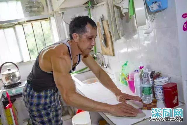 55岁的环卫工人脱下衣服,完美的身材足以让年轻人羞愧的低头 55岁的环卫工人脱下衣服,完美的身材足以让年轻人羞愧的低头